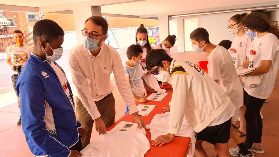 El concejal de Juventud, Ángel Fernández Silva, durante una visita a las semicolonias urbanas