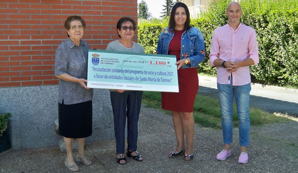 Entrega del cheque con la recaudación de los conciertos solidarios a las madres Carmelitas, con la presencia de la concejala de Fiestas, Silvia González, y el concejal de Turismo, Juan Carlos Bueno