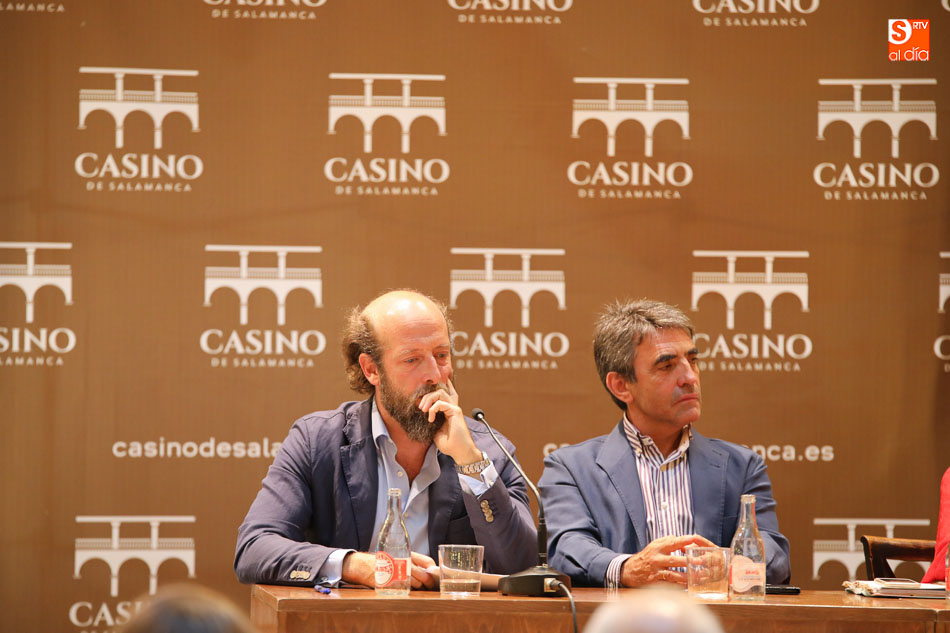 Victorino Martín, presidente de la Fundación del Toro de Lidia, a la derecha, en un acto en Salamanca, antes de la pandemia. Foto de archivo