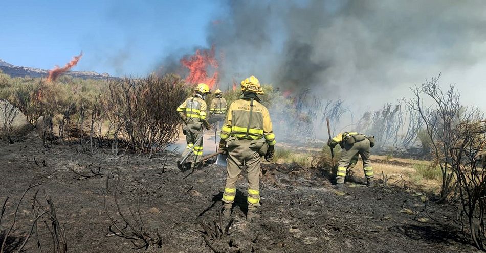 Una brigada trabajando en una de las reproducciones del fuego - Naturaleza Castilla y León
