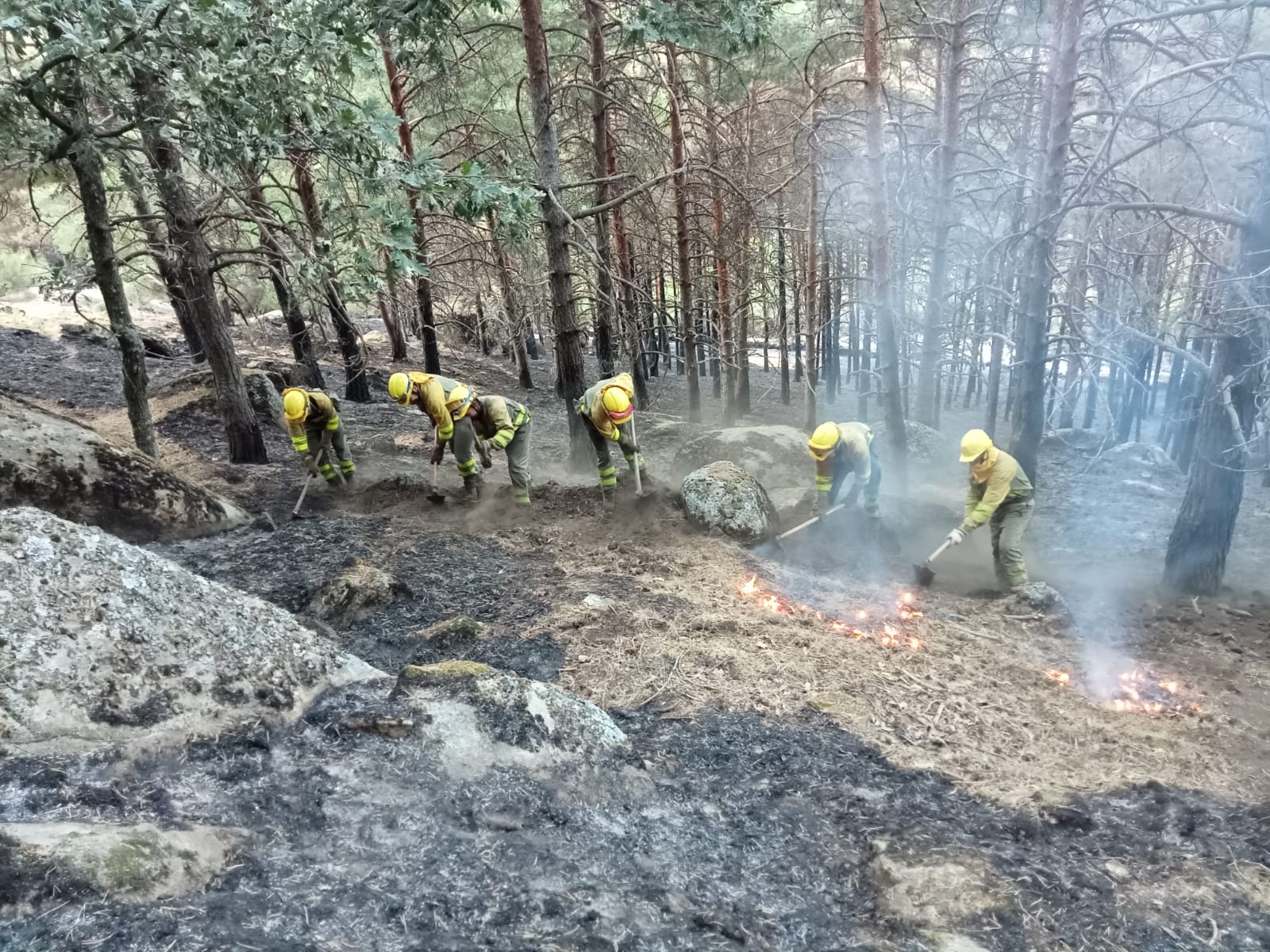 Un equipo de Bomberos trabajando en Navalacruz. Junta de Castilla y León la extinción del incendio en
