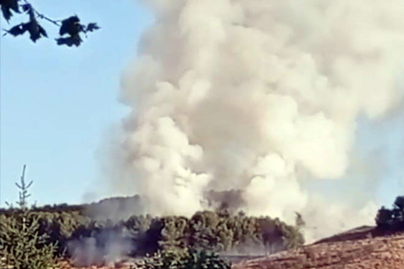 Columna de humo del incendio declarado en la tarde del jueves en la base militar El Empecinado