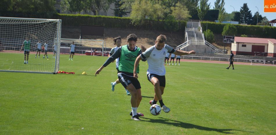 Carmona y Arencibia pelean por un balón / Carlos Cuervo