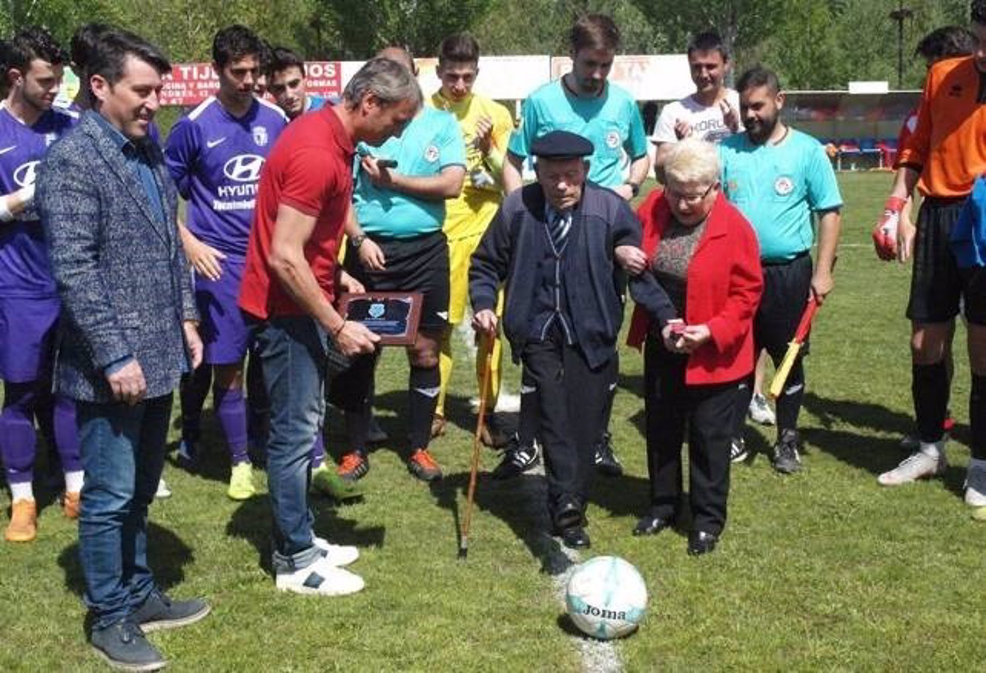 Saturnino de la Fuente fue homenajeado hace unos años por el Puente Castro FC, equipo en el que jugó en su infancia. EP
