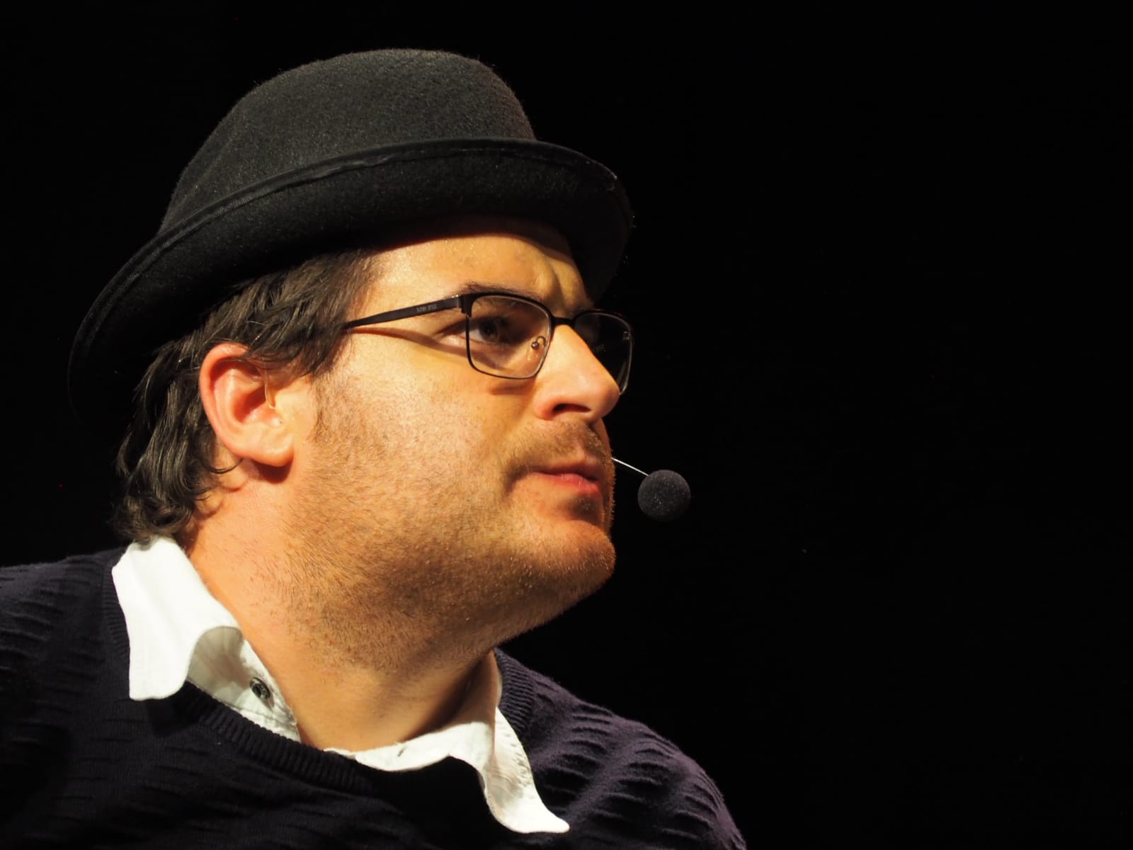 Josué Zúñiga es actor, director y escritor de teatro, formando a jóvenes en sus grupos de teatro