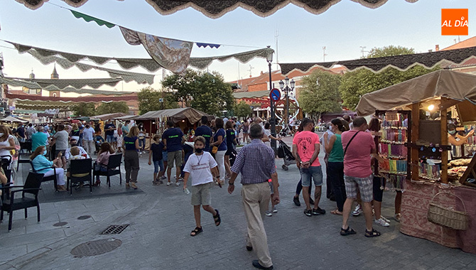 Cientos de personas visitaban el Mercado Barroco durante su inauguración este viernes