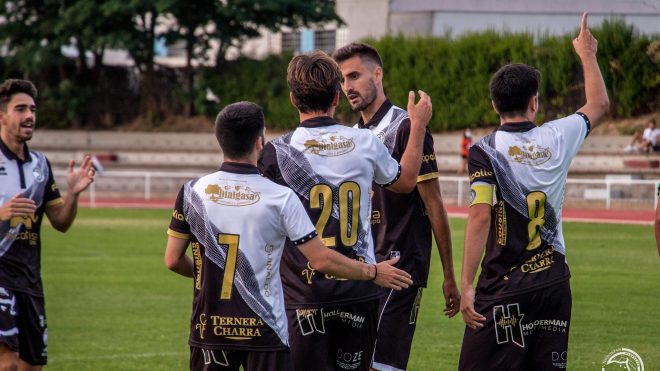 Diversos jugadores de Unionistas con sus números / Unionistas CF