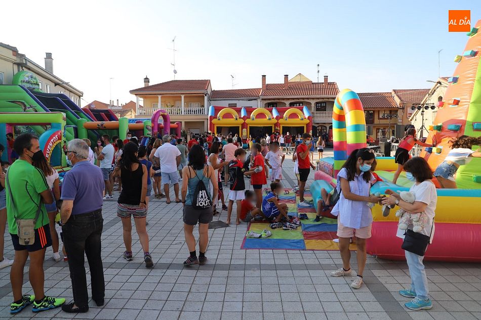 Los pequeños de Calzada disfrutan de los juegos hinchables en Calzada - Fotos: Lydia González