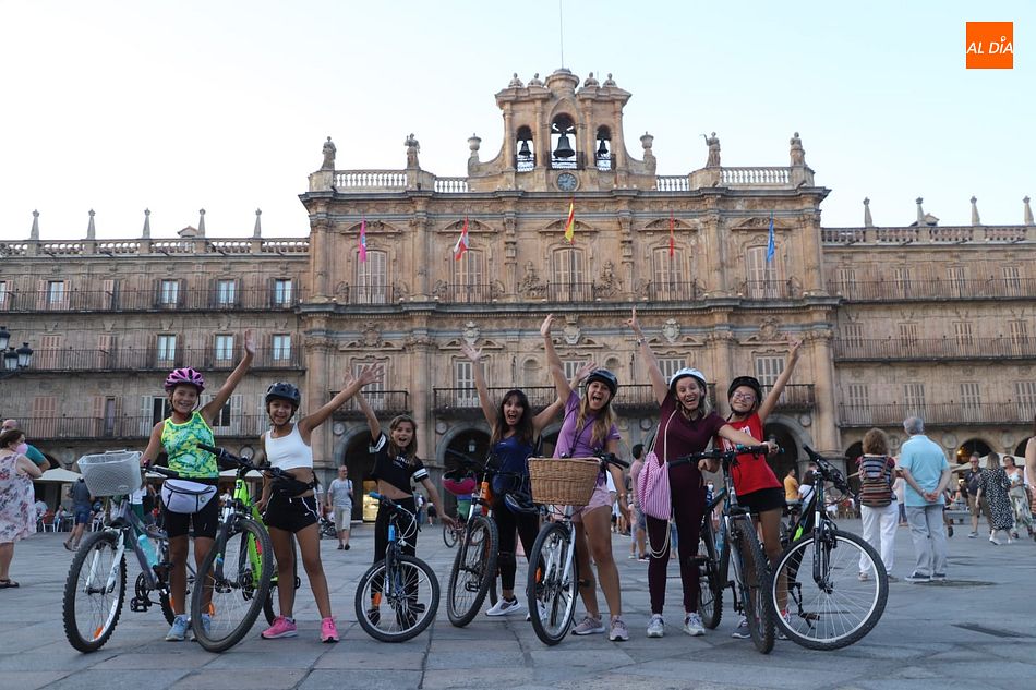 Alegre estampa de vecinos disfrutando del calor en la Plaza Mayor de Salamanca - Fotos: Lydia González