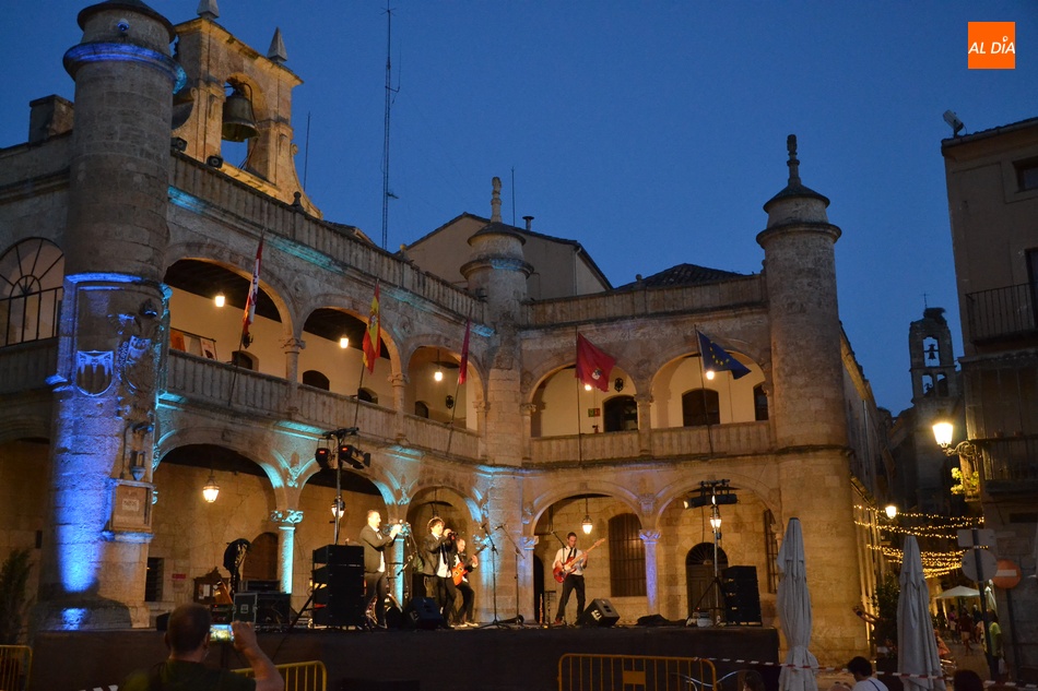 Foto 6 - Divertimento Folk anima la noche sabatina en la Plaza Mayor mirobrigense  