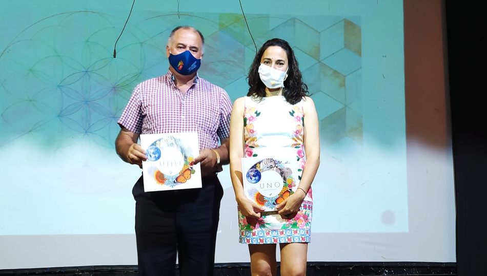 Esther Merchán junto al alcalde de Villarino, Julián Martín, durante la presentación de UNO