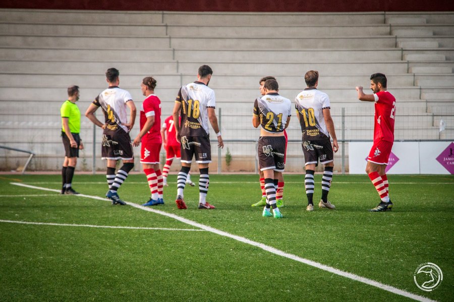 Varios futbolistas de Unionistas, con sus respectivos números a la espalda / Unionistas CF