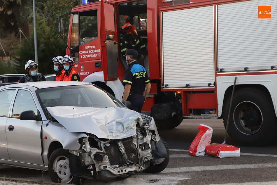 Estado del turismo tras el choque con la motocicleta - Fotos: LG
