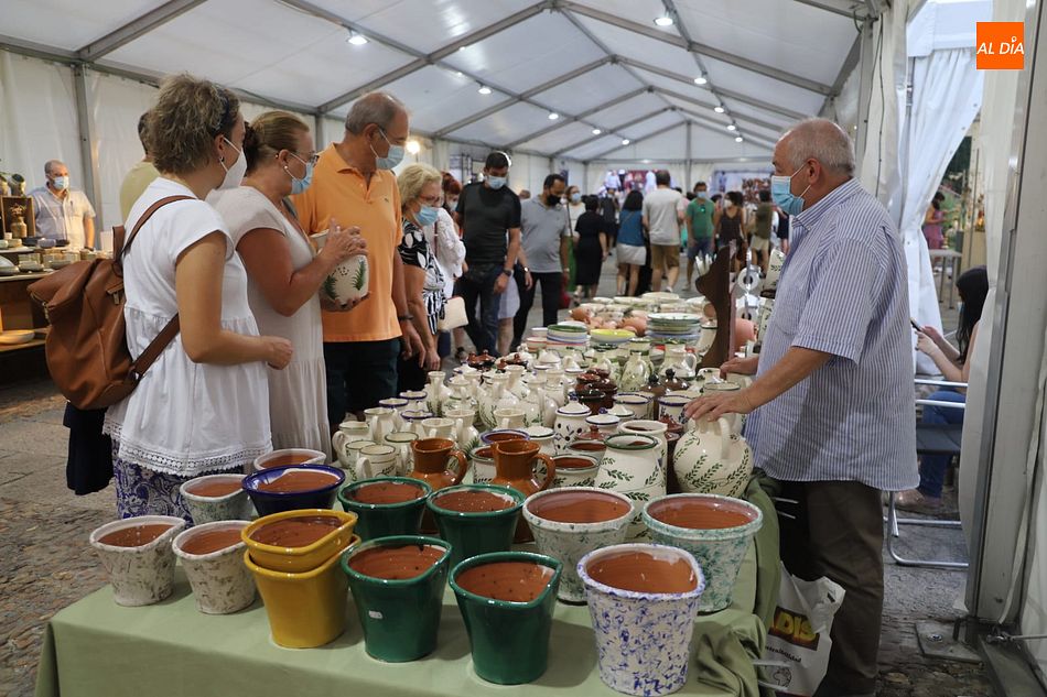 La carpa en la Plaza de Anaya ha acogido la Feria del Barro desde el 12 de agosto - Fotos: Lydia González