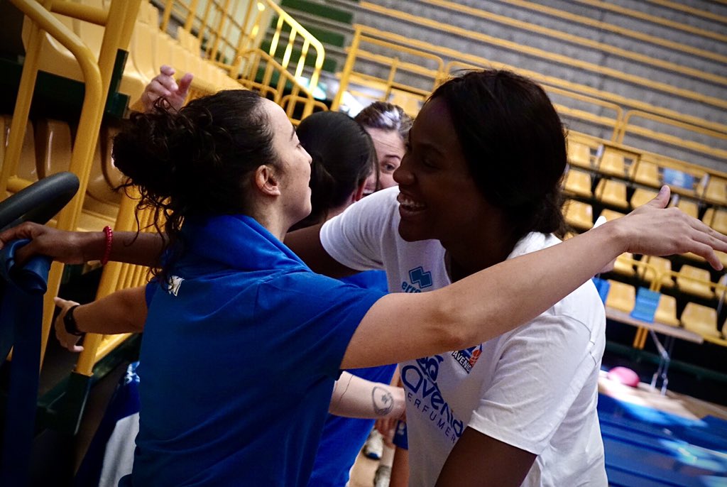 Silvia Domínguez, recibida por sus compañeras / CB Avenida