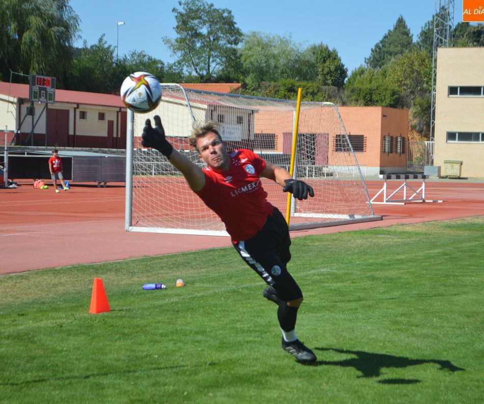 José Salcedo realiza una gran estirada / Carlos Cuervo