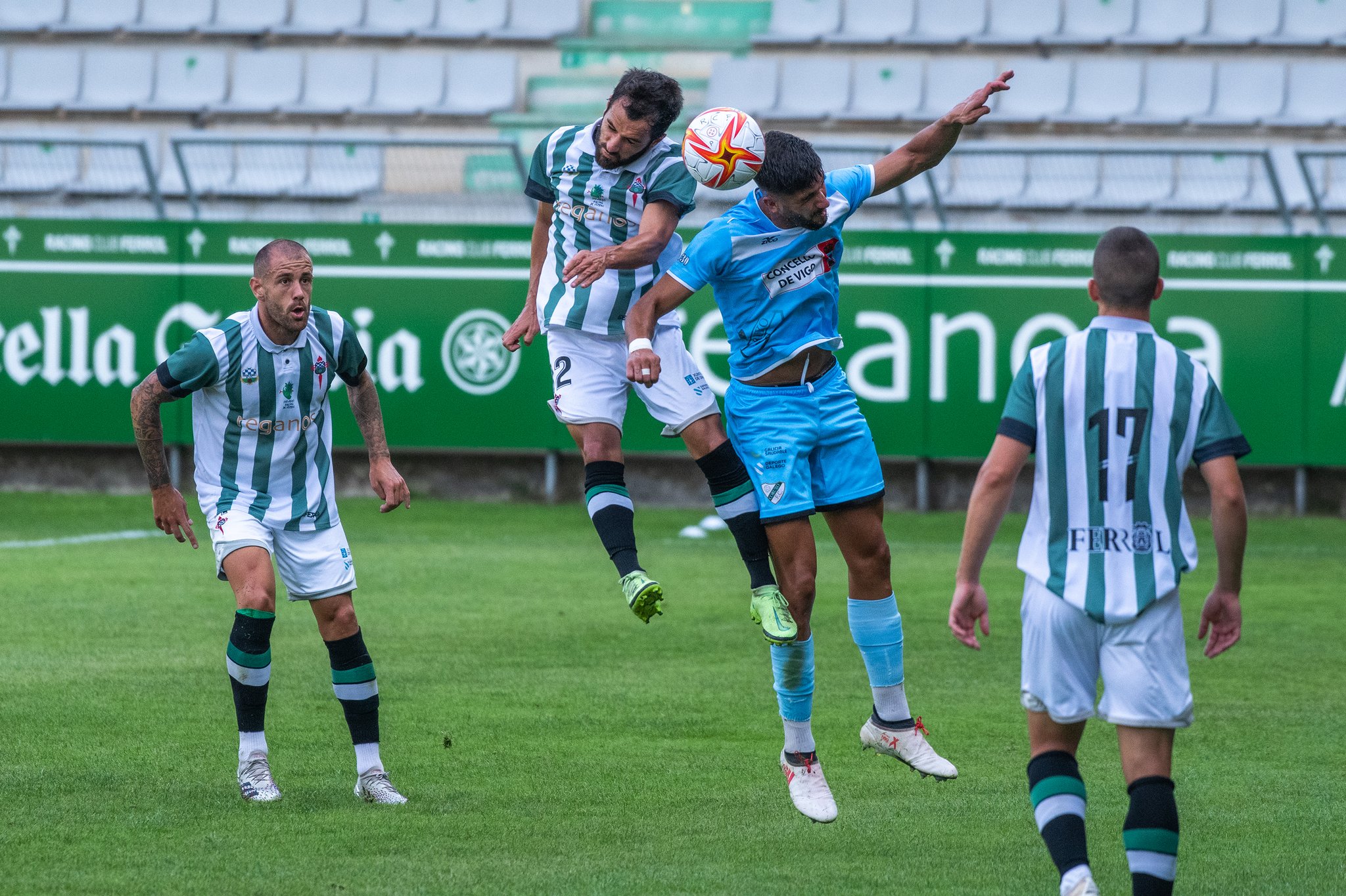 Alfonso Candelas disputa un balón aéreo / Racing de Ferrol