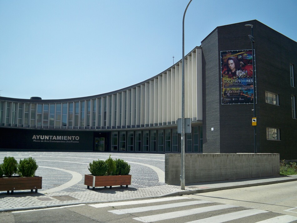 Cartel de la nueva edición de Volatiritormes en la fachada del edificio del Ayuntamiento de Santa Marta