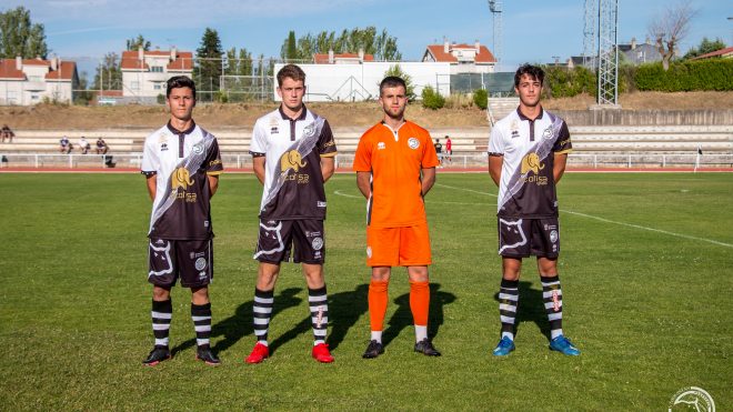 Varios jóvenes de Unionistas, sobre Las Pistas / Unionistas CF