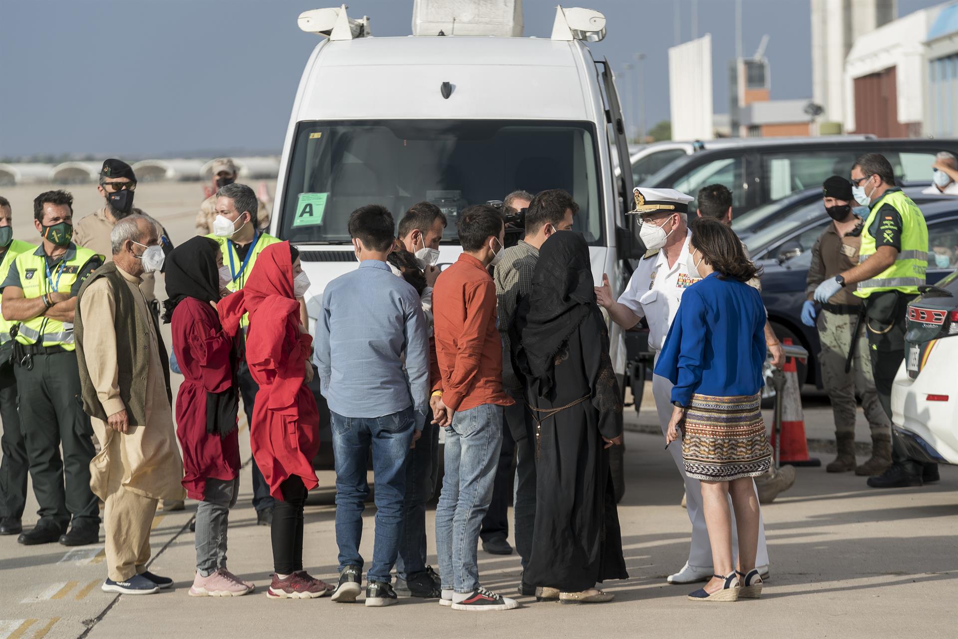 La ministra de Defensa, Margarita Robles, recibe a las 260 personas que han llegado en un avión militar procedente de Afganistán, en la base aérea de Torrejón de Ardoz