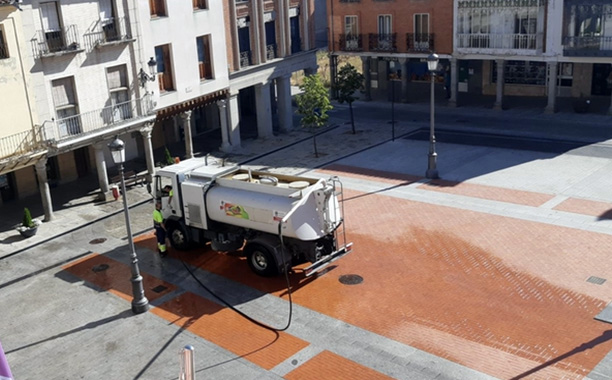 Una empresa especializada se encarga de la limpieza de calles y plazas tras las fiestas