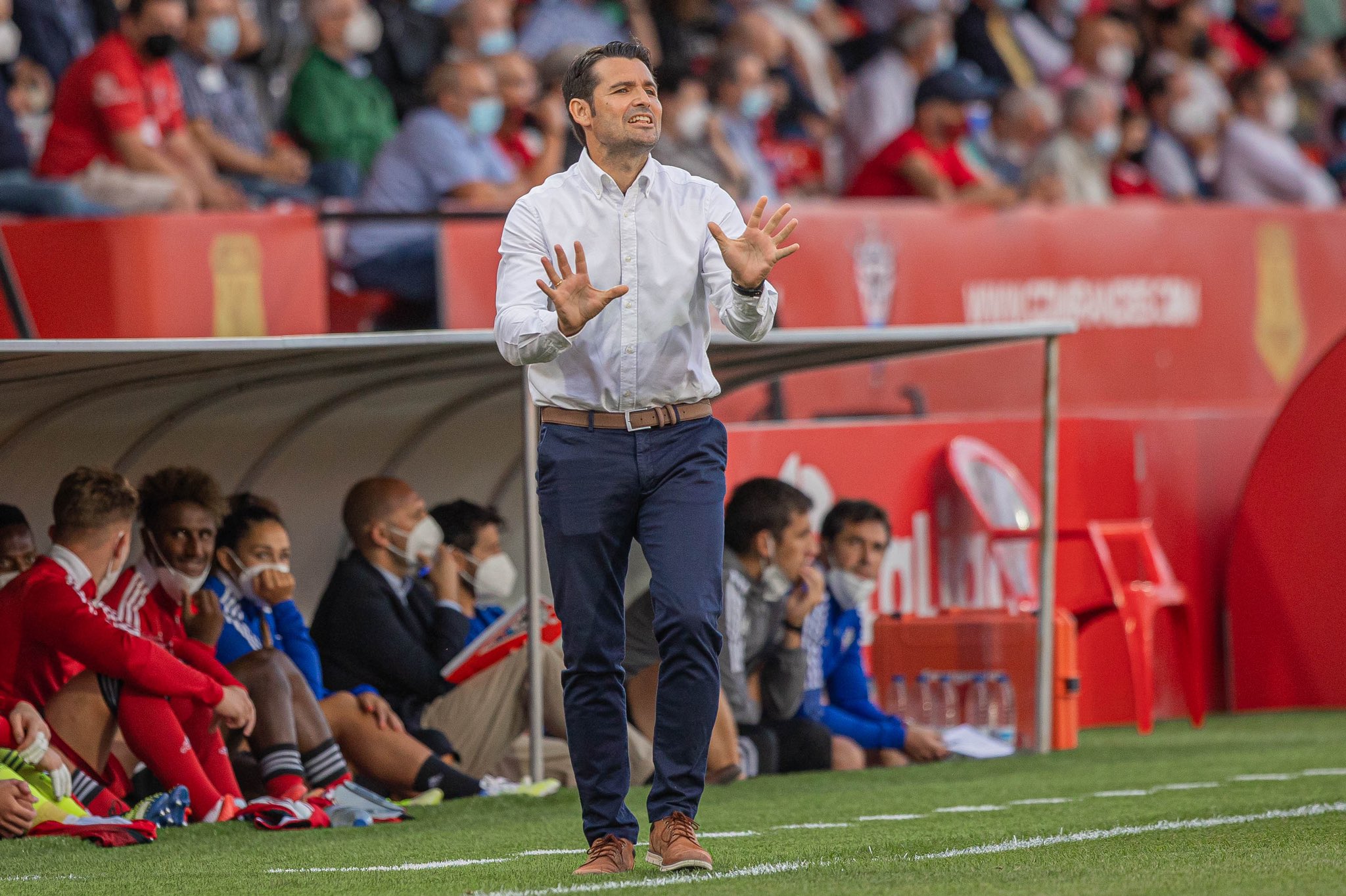 Escobar da instrucciones a sus jugadores / CD Mirandés