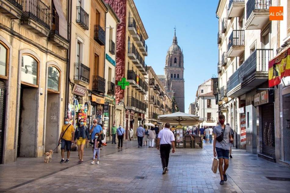 Gente paseando por el centro de la ciudad en una imagen de archivo