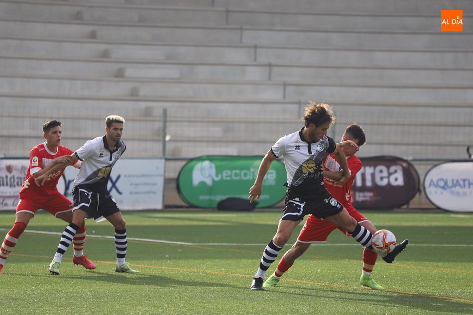 Pablo Espina controla un balón / Lydia González