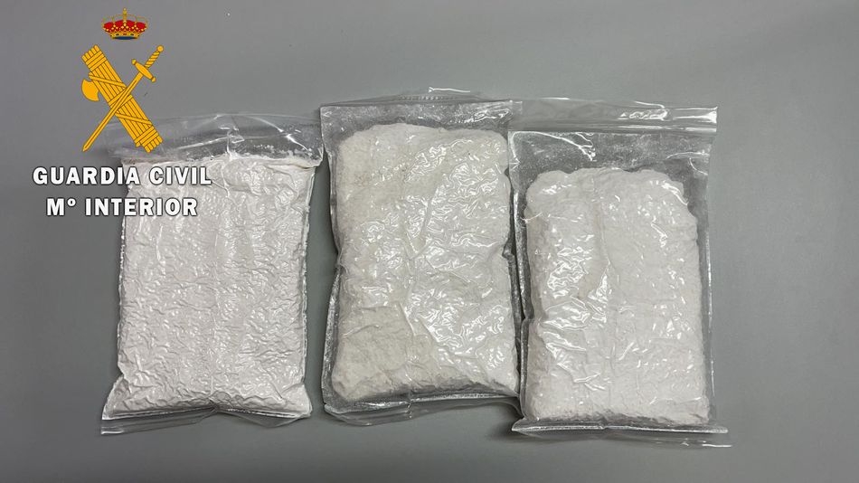 Paquetes con cocaína incautada al viajero del autobús con destino a Portugal