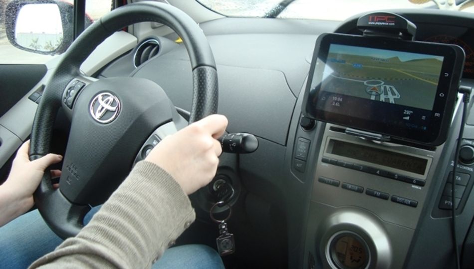 Una mujer al volante de su vehículo