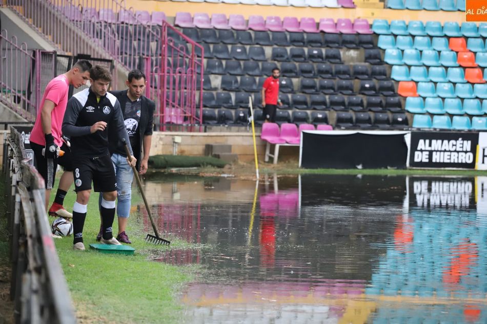 Miembros del Salamanca UDS inspeccionan la zona afectada / Lydia González