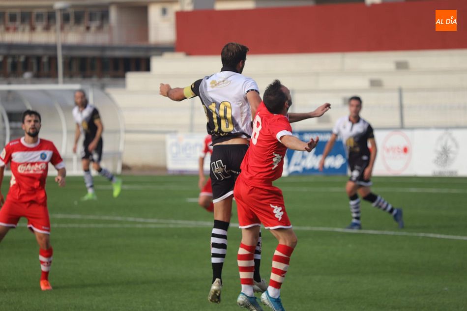 Carlos de la Nava lucha un balón por arriba / Lydia González