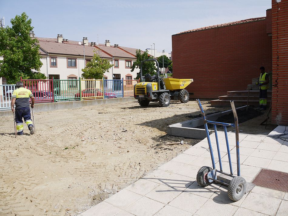 Así avanzan las obras de remodelación en el patio escolar - Ayto. Carbajosa