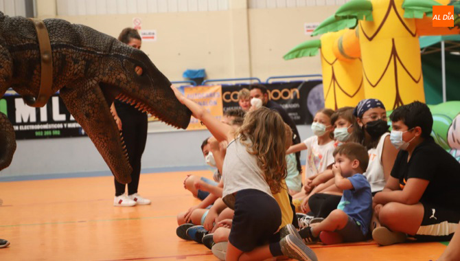 Villares de la Reina vivía una animada tarde con la puesta en marcha de un parque temático de dinosaurios. Fotos Lydia González