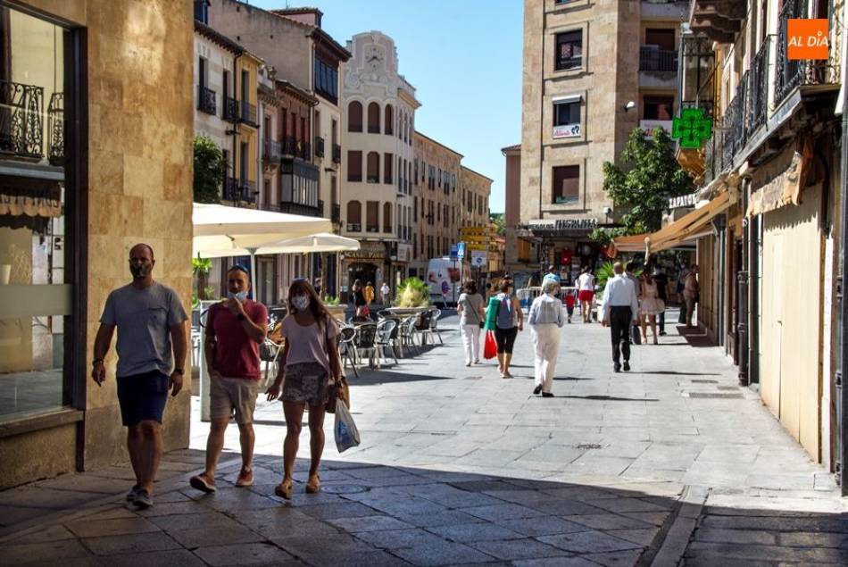 Gente paseando por el centro de Salamanca