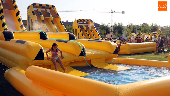 Villares de la Reina organizaba un parque acuático infantil dentro de los actos que despedirán agosto. Fotos Lydia González