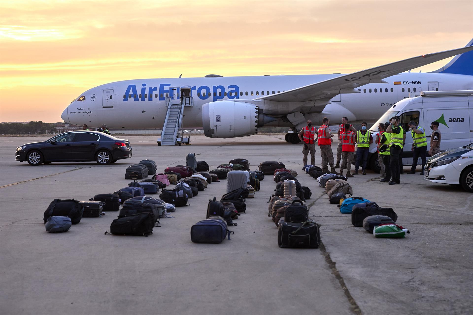 Equipajes de refugiados afganos en la base aérea de Torrejón de Ardoz. EP