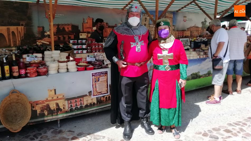 Los artesanos y algunos vecinos recrearon con sus ropas de época el ambiente medieval / E. Corredera