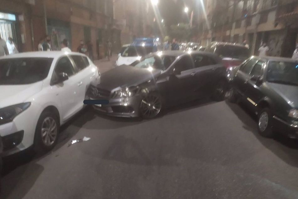 Vehículo abandonado en la calzada tras chocar con 25 vehículos en el barrio vallisoletano de La Rondilla. - POLICÍA LOCAL DE VALLADOLID
