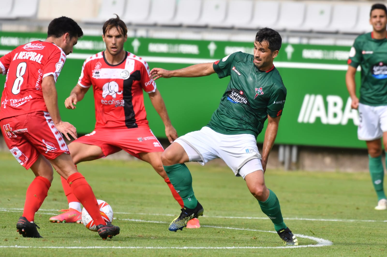 Héctor Nespral, con el balón en su poder / Racing de Ferrol