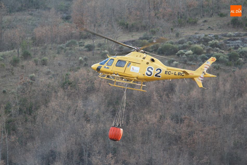 El incendio requirió la presencia de dos helicópteros de extinción - Archivo