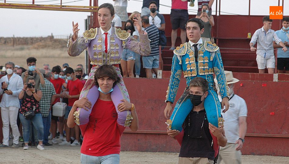 Raquel Martín y Roberto Martín ‘Jarocho’ salían a hombros este sábado de la plaza de Villavieja de Yeltes / FOTOS: SILVESTRE