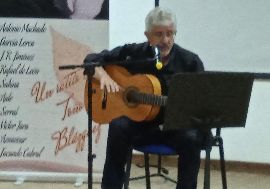 El artista Toño Blázquez durante el recital - TB