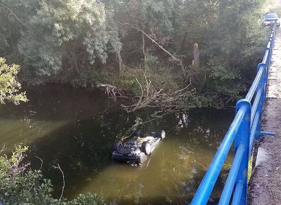 Turismo volcado en el cauce del río Nela, en Burgos. - FOTOGRAFÍA DEL HELICÓPTERO SANITARIO DE BURGOS