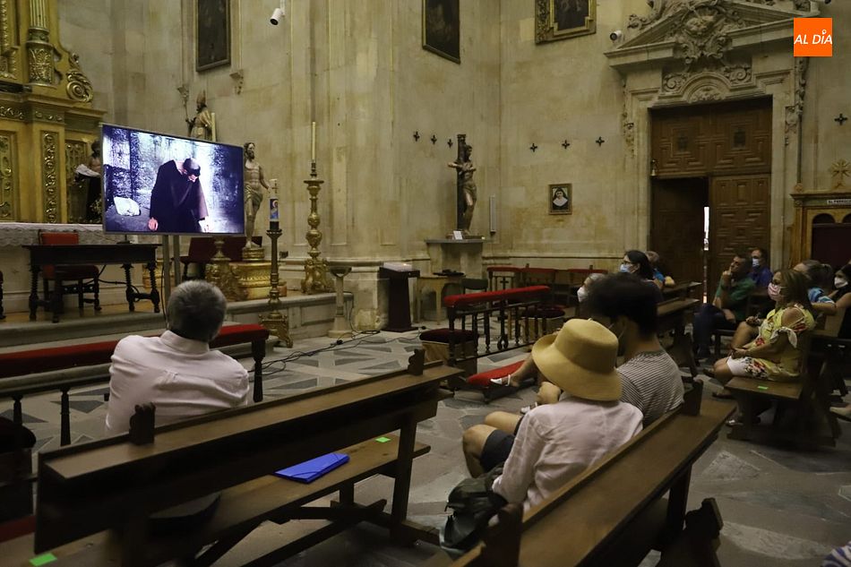 La iglesia de San Sebastián ha acogido la proyección de la película La noche más oscura - Fotos: Lydia González