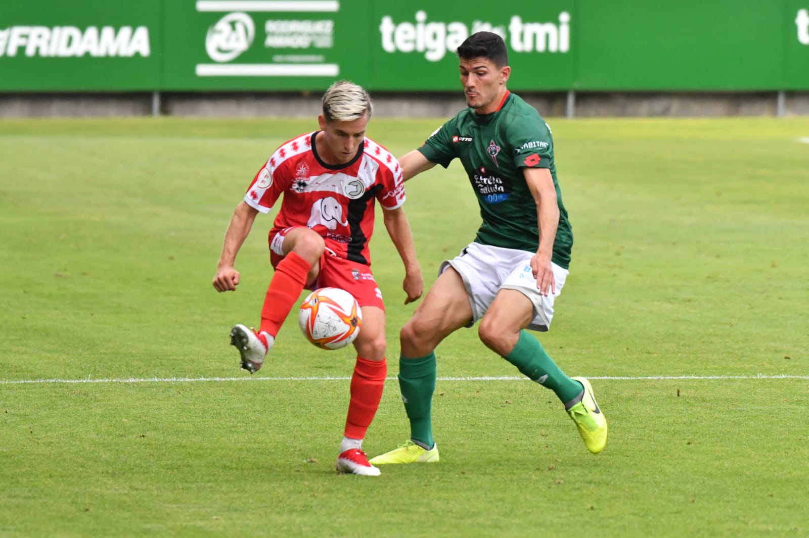 Íñigo Muñoz controla el balón / Racing de Ferrol