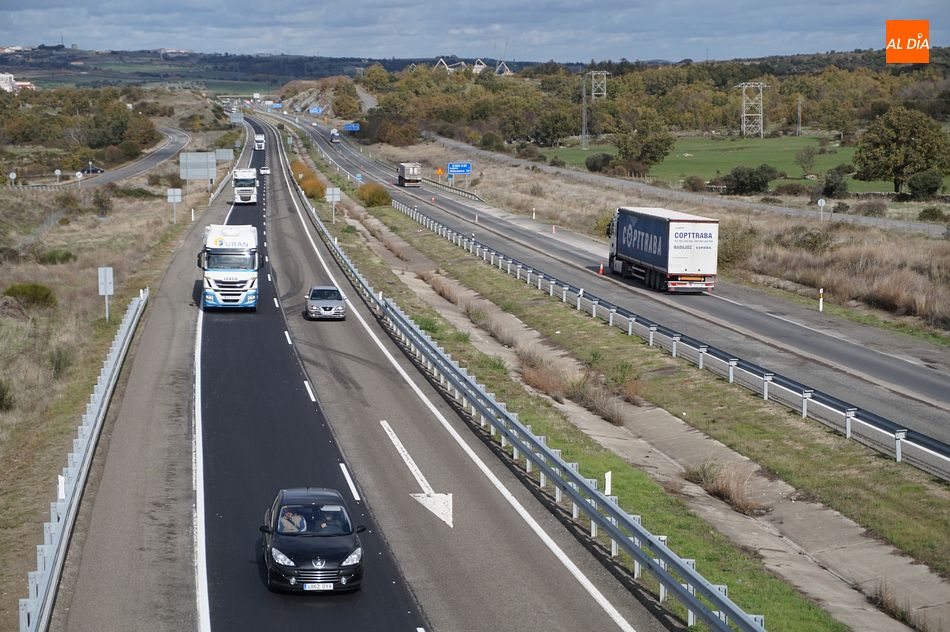 Imagen de archivo de vehículos circulando por una carretera de la provincia