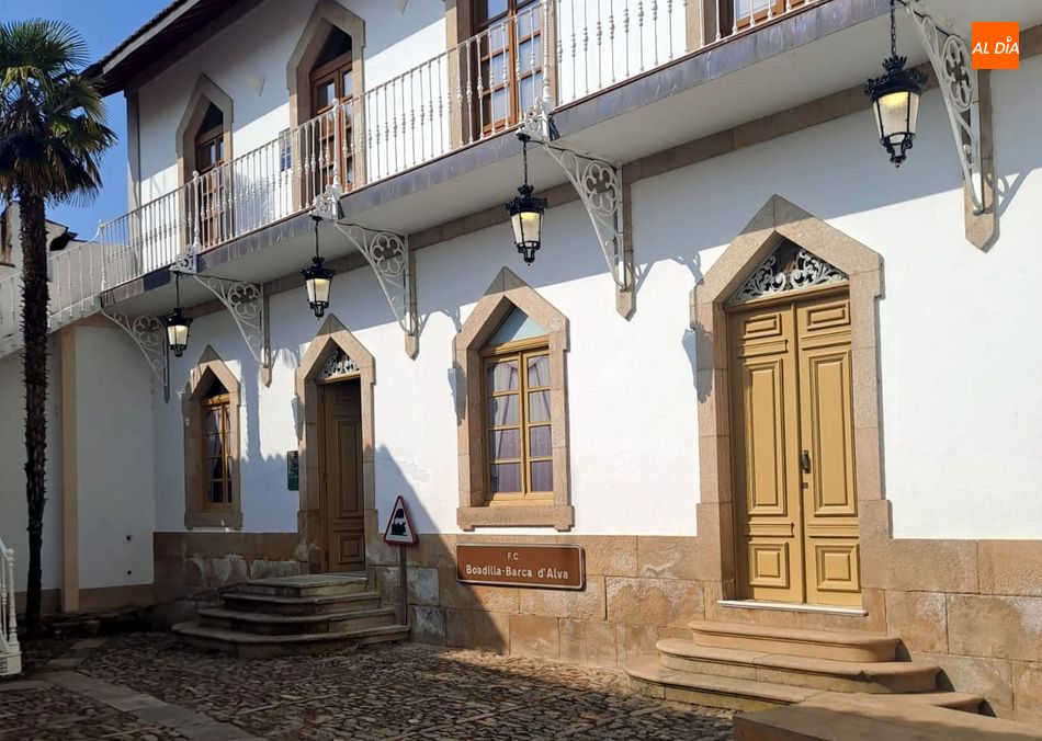 Patio de la Casa de los Condes donde se acaban de instalar unos farolillos