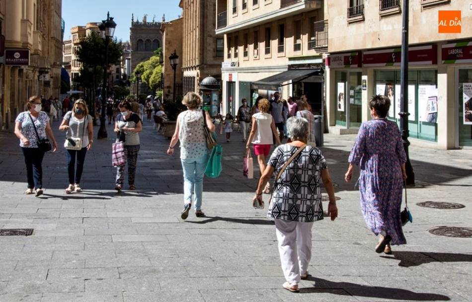 Varios grupos de personas paseando por el centro de la ciudad