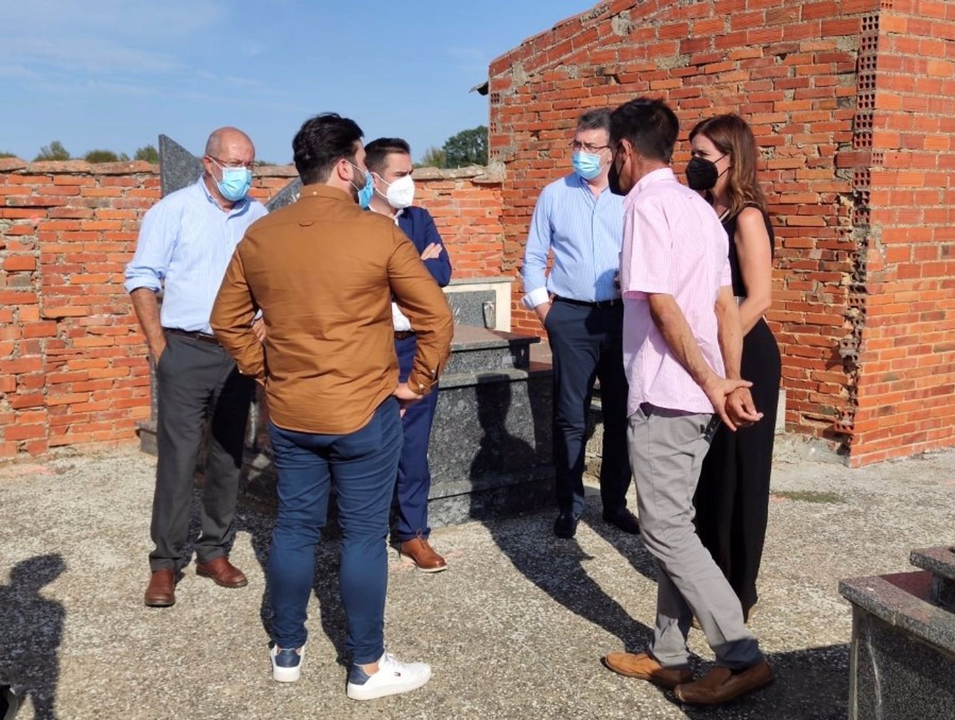 Francisco Igea, En El Cementerio De Villadangos Del Páramo (León) Tras La Reunión Mantenida Con Representantes Del Municipio